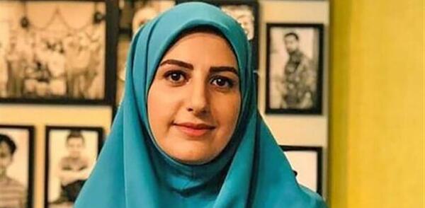 عکس مجری زن در برنامه زنده