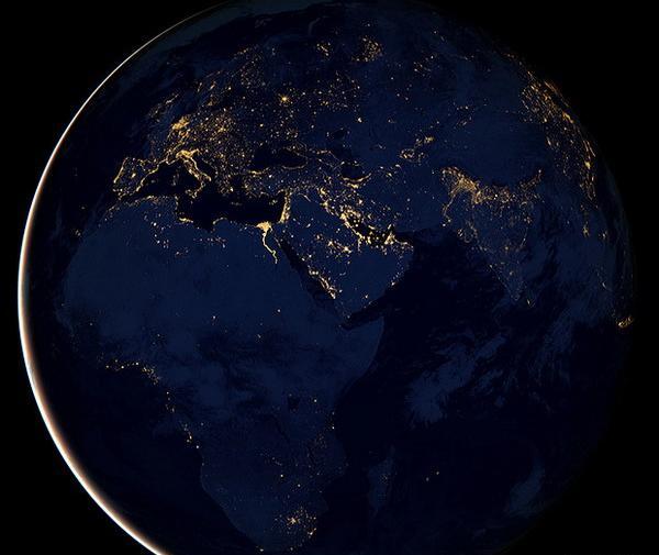 عکس زمین در شب