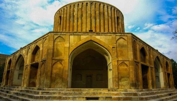 عکس خورشید در وسط آسمان