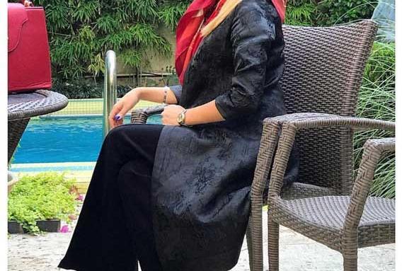 عکس مدل مانتو جلو باز ساده مشکی