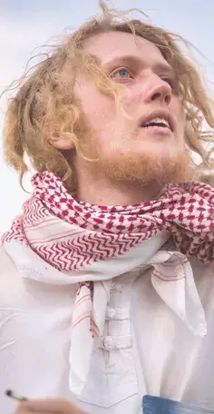 عکس نوشته من فدای تو به جای همه گلها تو بخند