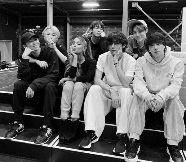 ژست عکس بی تی اس