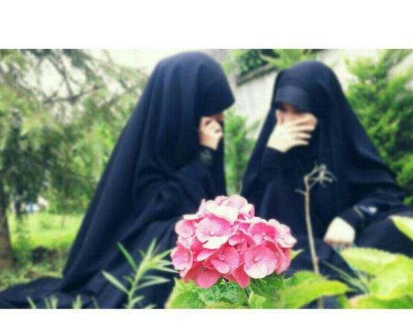 عکس رفیقانه دخترانه با حجاب