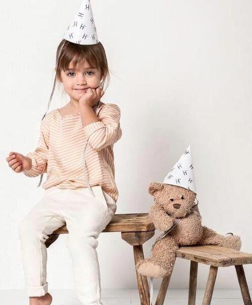 ژست عکس تولد دختر بچه با کیک
