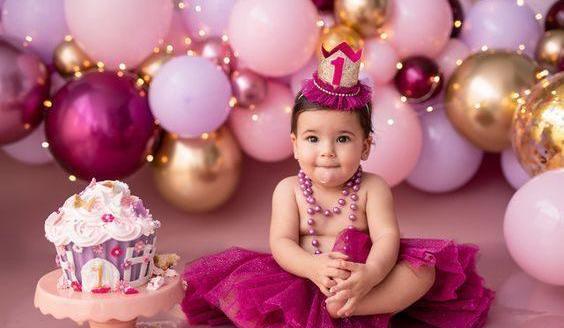ژست عکس تولد دختر بچه با کیک