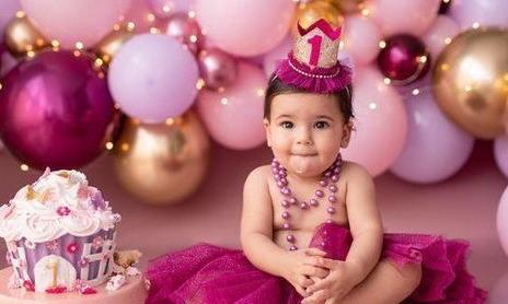 ژست عکس تولد دختر بچه با کیک