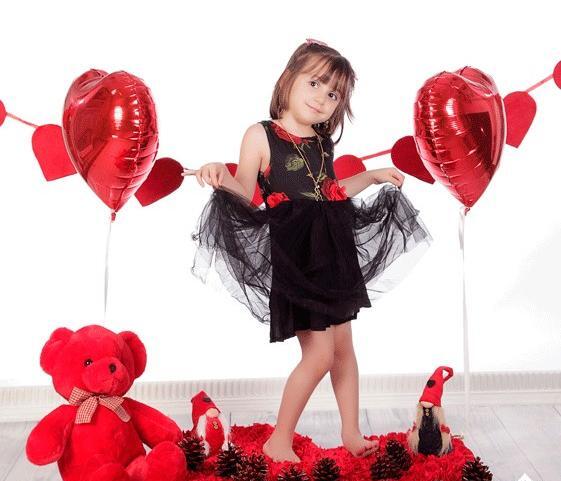 ژست عکس تولد دختر بچه با کیک
