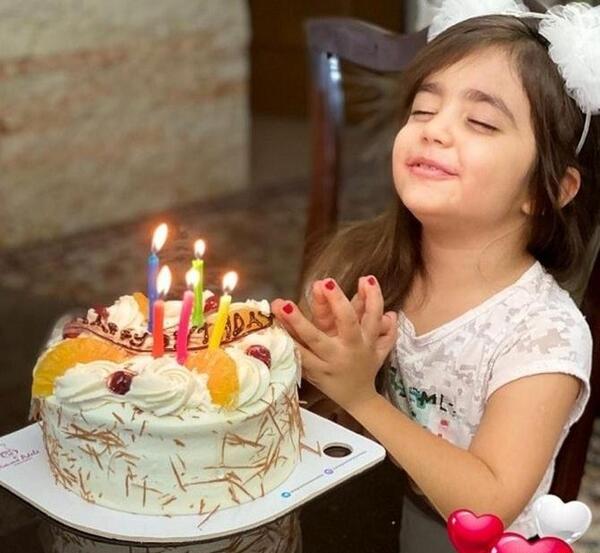 ژست عکس تولد دختر بچه با کیک