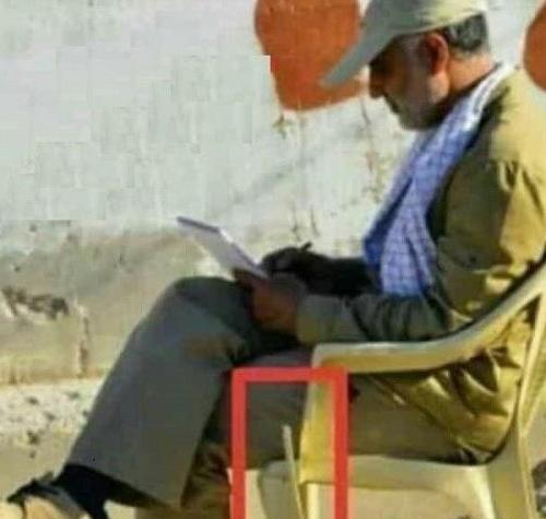 عکس حاج قاسم نشسته