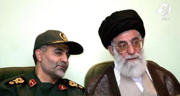 عکس حاج قاسم نشسته