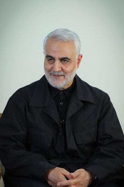 عکس حاج قاسم نشسته