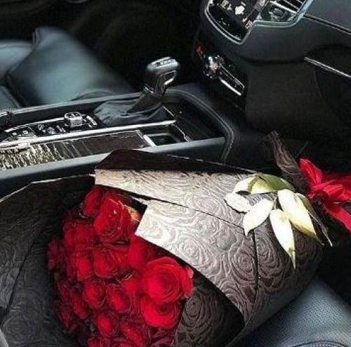 عکس گل رز داخل ماشین