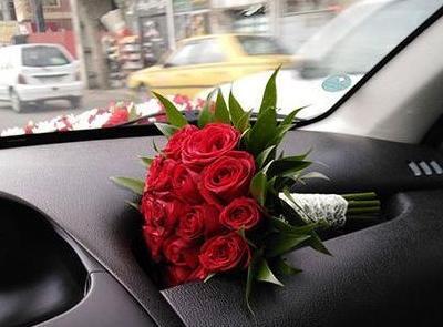 عکس گل رز داخل ماشین