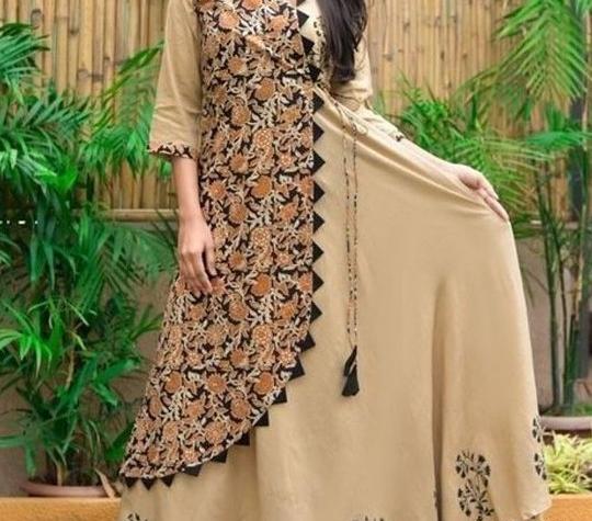 عکس اسب تک شاخ نشسته