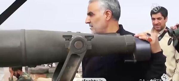 عکس حاج قاسم سلیمانی در حال جنگ