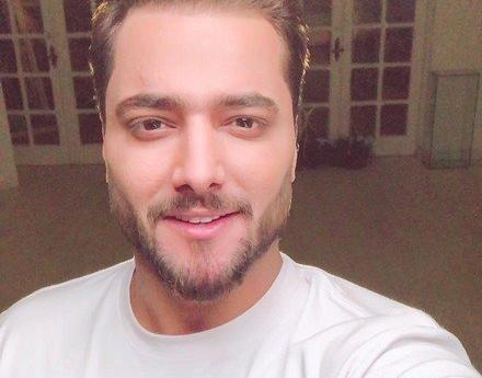 عکس امیر مقاره با لباس صورتی