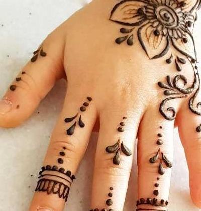 عکس حنا روی دست بچه گانه