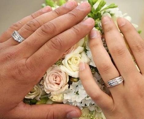 عکس دست عروس داماد روی گل