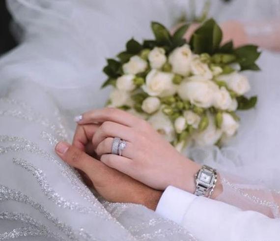 عکس دست عروس داماد روی گل