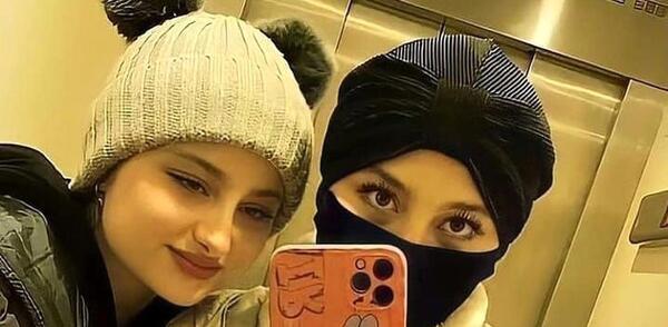 عکس سارا و نیکا در کنار مادرشان