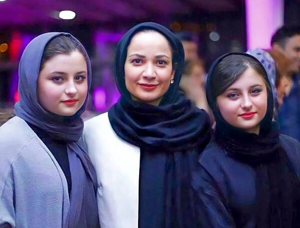 عکس سارا و نیکا در کنار مادرشان