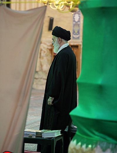 عکس حضور رهبر انقلاب در مسجد جمكران