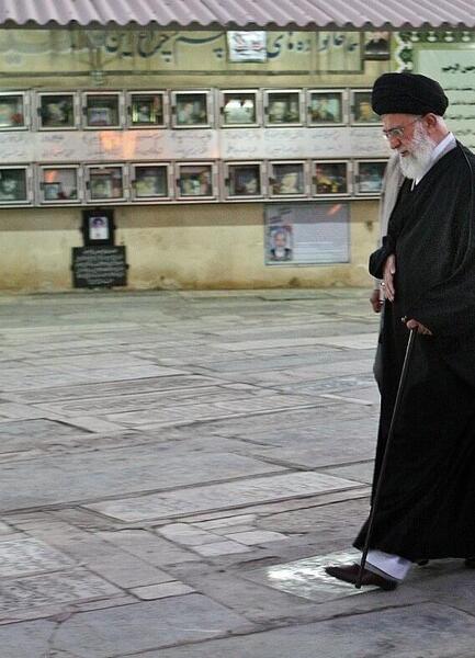 عکس حضور رهبر انقلاب در مسجد جمكران
