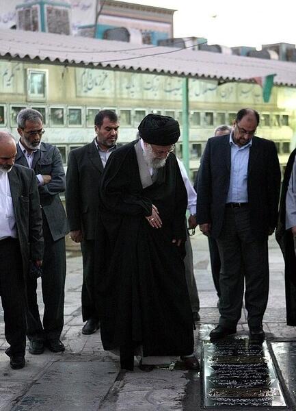 عکس حضور رهبر انقلاب در مسجد جمكران