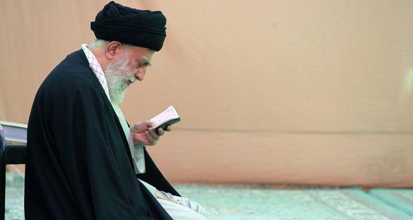 عکس حضور رهبر انقلاب در مسجد جمكران