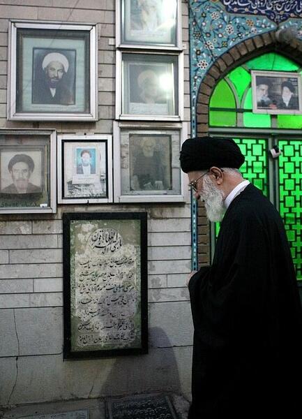 عکس حضور رهبر انقلاب در مسجد جمكران