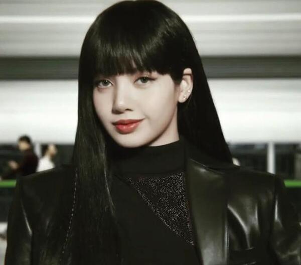 عکس لیسا با موهای صورتی