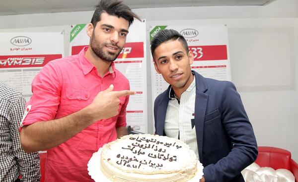 عکس مهدی قائدی با پوستر طارمی
