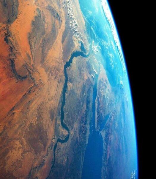 عکس کره زمین در شب برای پس زمینه