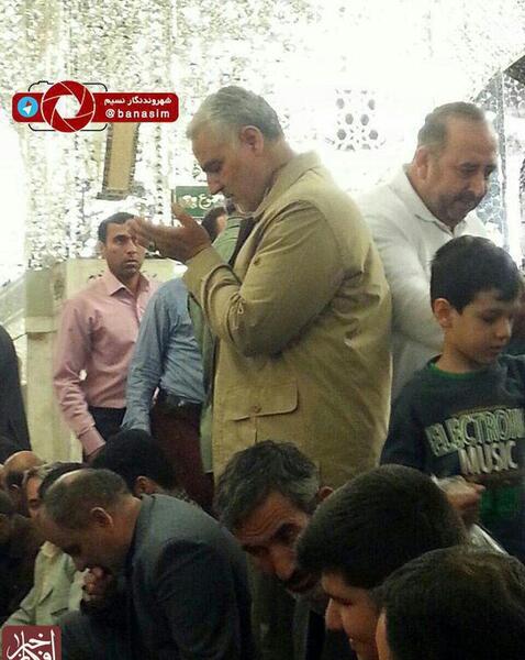عکس حاج قاسم در حرم امام رضا