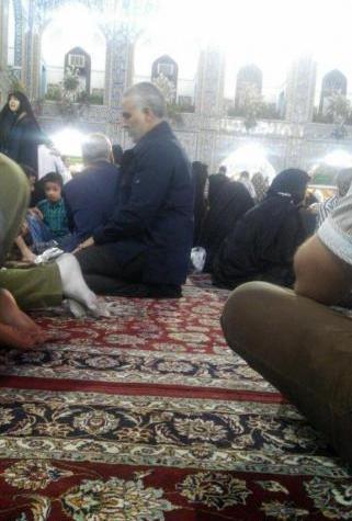 عکس حاج قاسم در حرم امام رضا