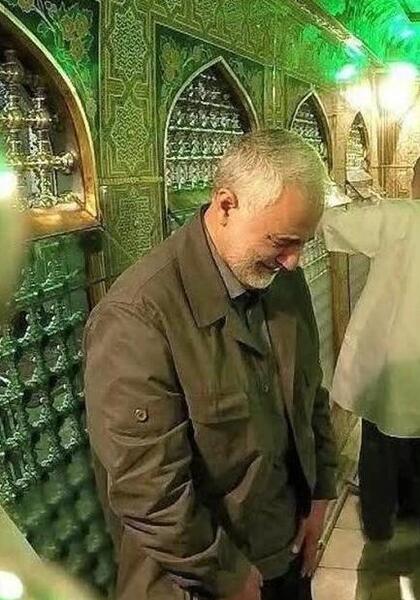 عکس حاج قاسم در حرم امام رضا