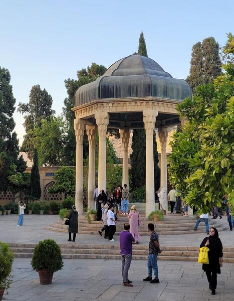 عکس آرامگاه حافظ شیرازی با کیفیت بالا