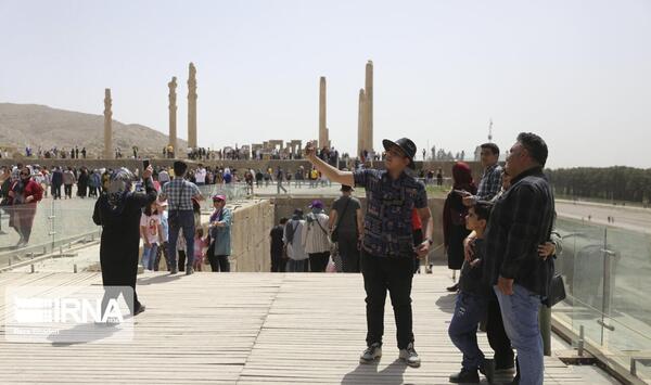 عکس گردشگران در تخت جمشید