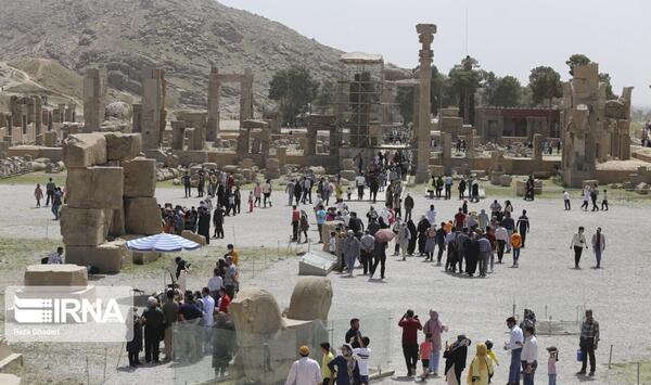 عکس گردشگران در تخت جمشید
