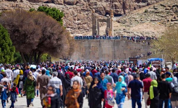 عکس گردشگران در تخت جمشید