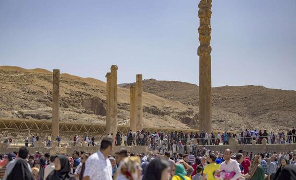 عکس گردشگران در تخت جمشید