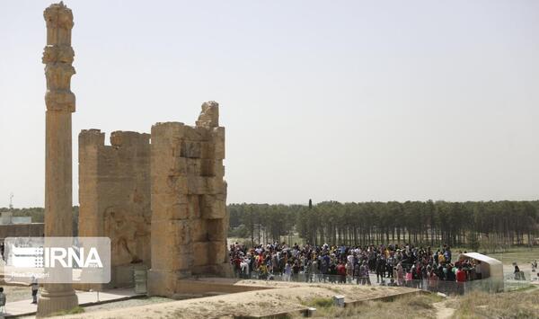 عکس گردشگران در تخت جمشید