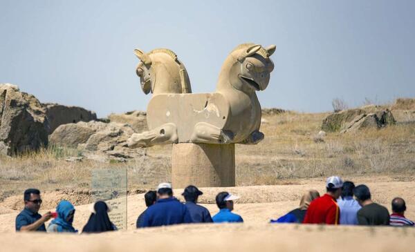 عکس گردشگران در تخت جمشید