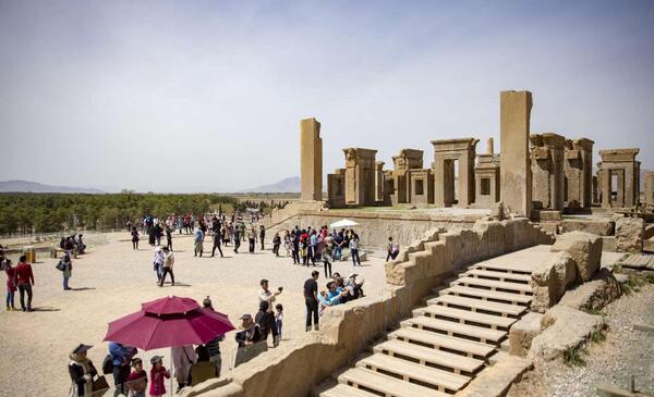 عکس گردشگران در تخت جمشید