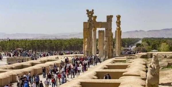 عکس گردشگران در تخت جمشید