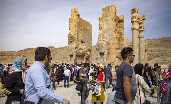 عکس گردشگران در تخت جمشید