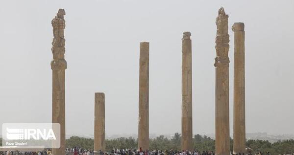 عکس گردشگران در تخت جمشید