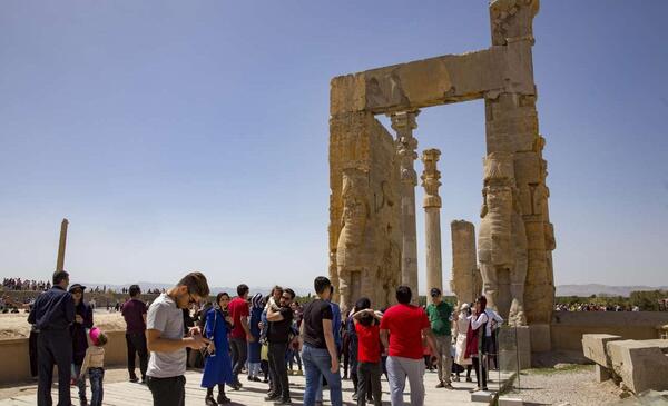 عکس گردشگران در تخت جمشید