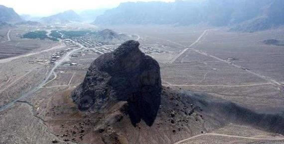 عکس عقاب روی کوه