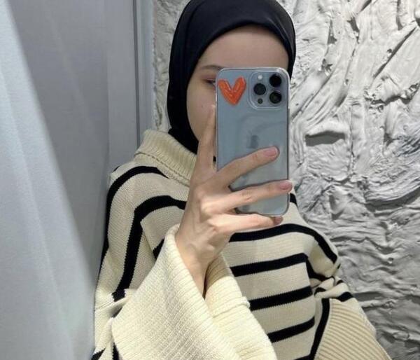 عکس دختر باحجاب با گوشی